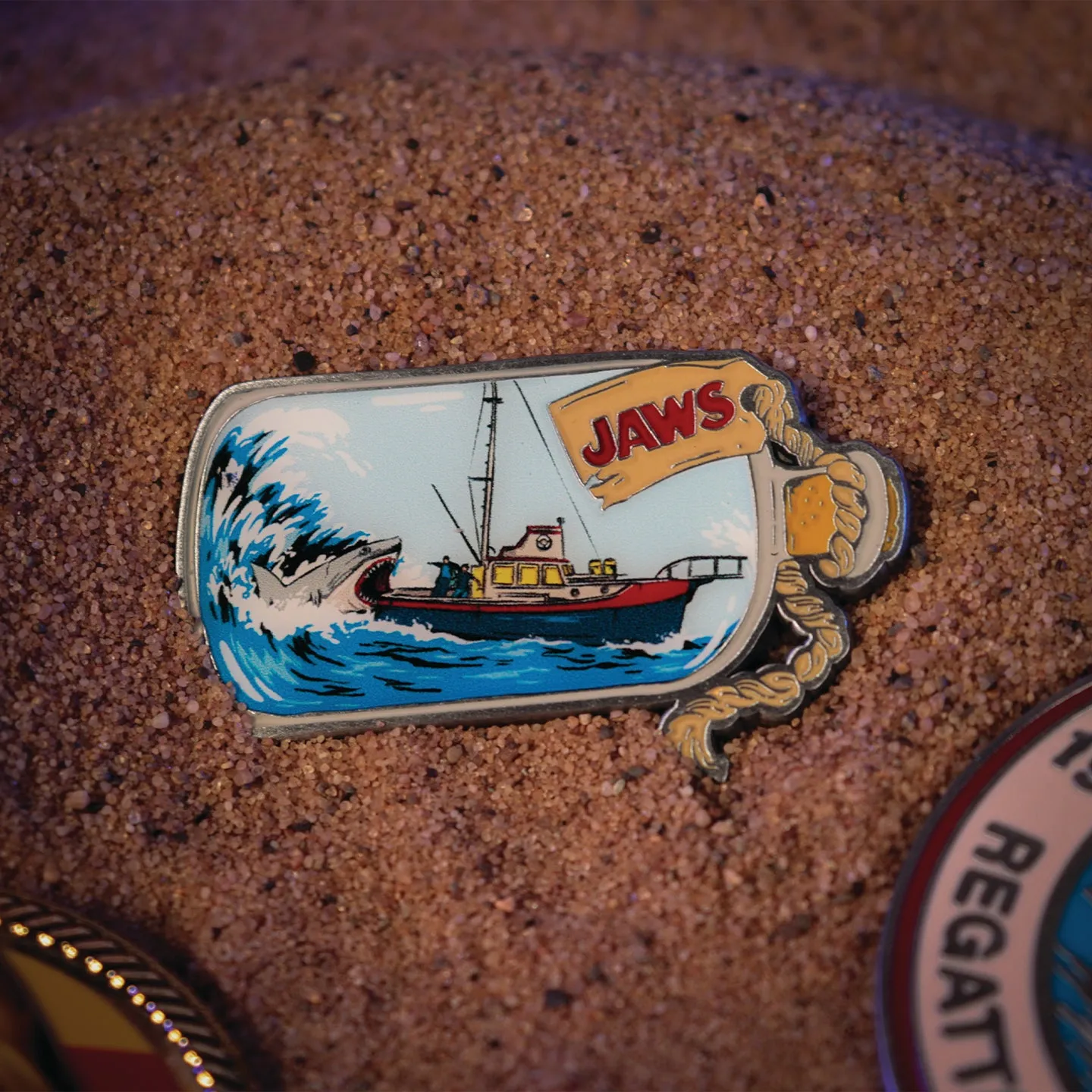Fanattik Jaws 50th Anniversary Orca Pin Badge Schiff in Flasche