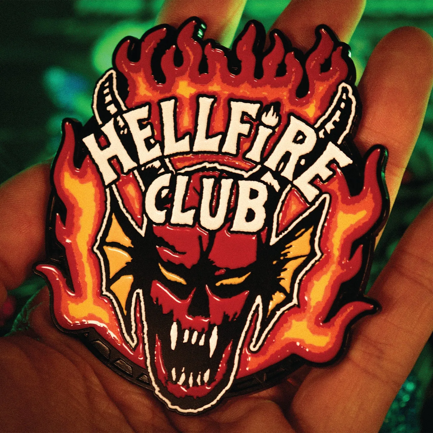 Fanattik Stranger Things Hellfire Club Medaillon limitiert mit Ständer