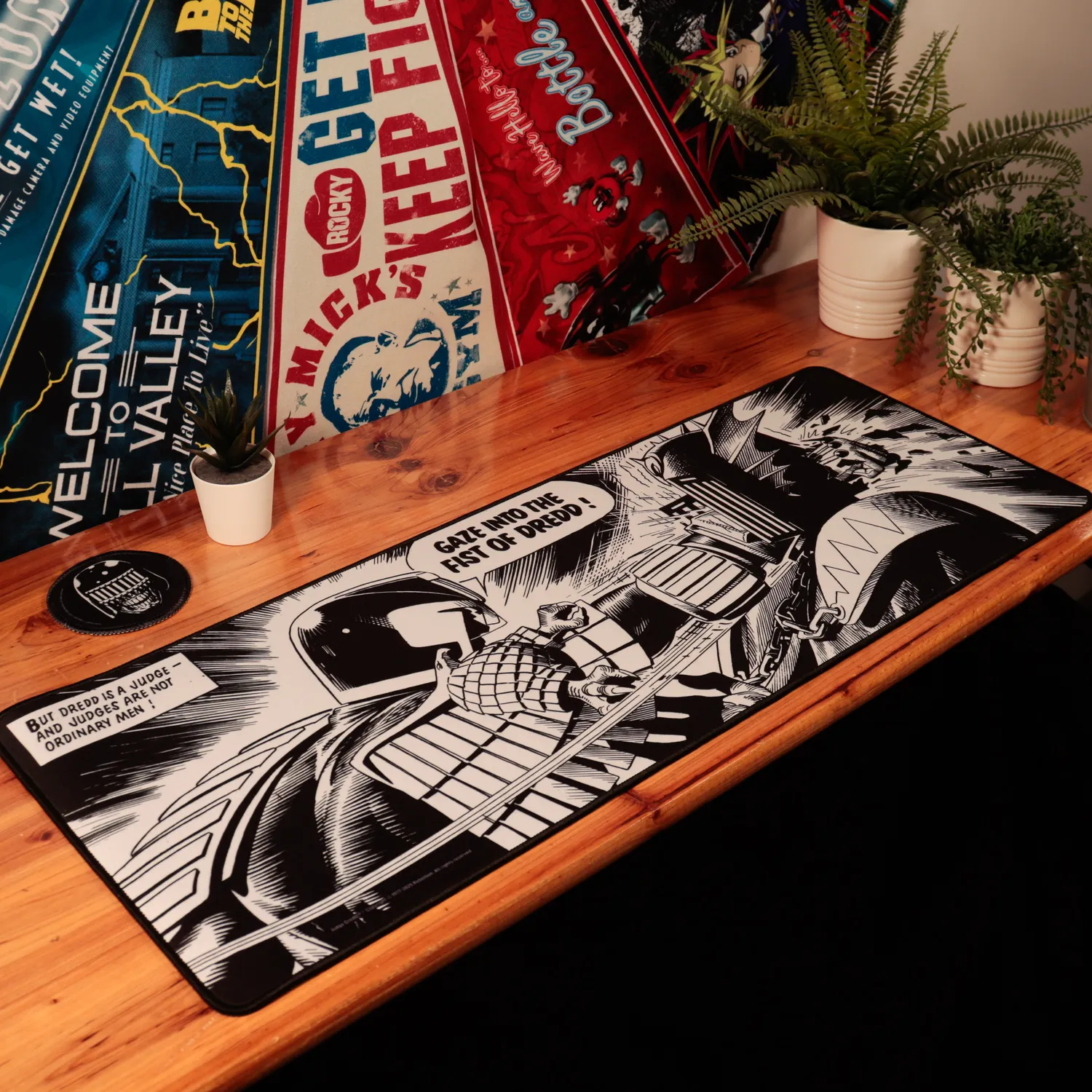 Fanattik 2000 AD Judge Dredd Desk Pad and Coaster Set Schreibtischunterlage Set